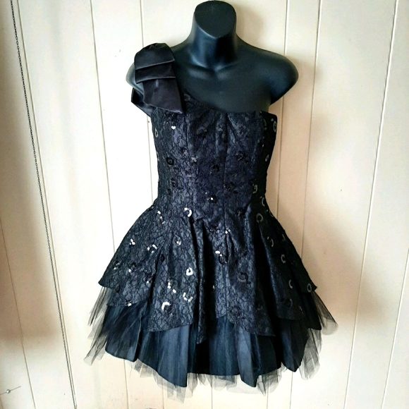 Masquerade Dresses & Skirts - 🎉2X HOST PICK🎉One Shoulder Dress Size 3/4
